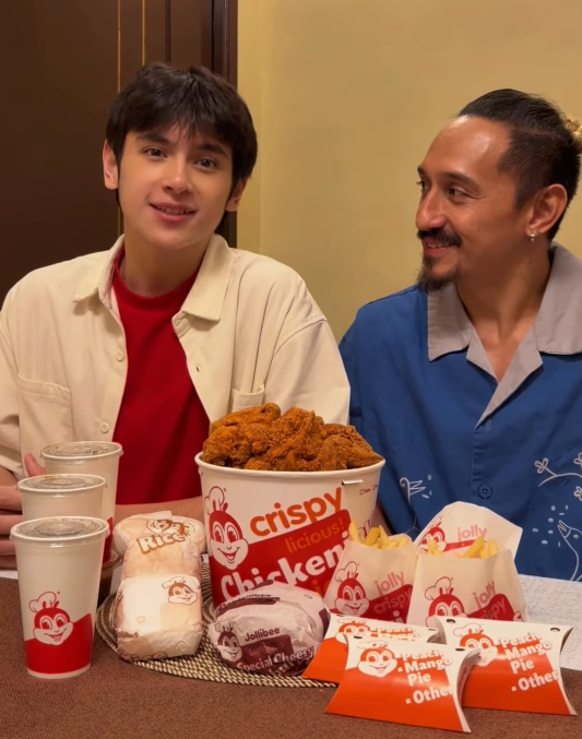 itsz4u's tweet photo. The look of a proud dad.

HEATHs JOLLIBEEDA KAY DADA
#FatherSonMOYments https://t.co/7664FTIXyw
