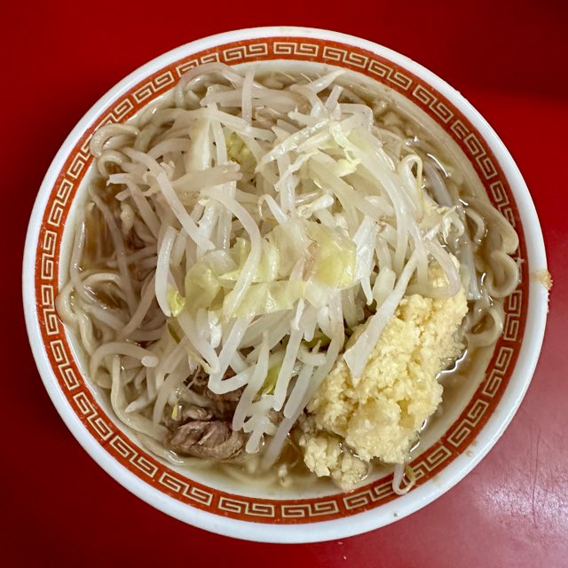grv1174's tweet photo. ・小ラーメン (ヤサイニンニク) at ラーメン二郎 目黒店

今日の作り手の方は僕は初めての方でしたが
麺が熱々で
スープも熱々のキリっとしまった非乳化で
豚はすぐ崩れるホロホロで
ニンニク大盛過ぎで
超上ブレ!!
美味しかった〜 
#毎日がラーメン https://t.co/f3f1ob3Wvk https://t.co/rCGRaFj0Ca