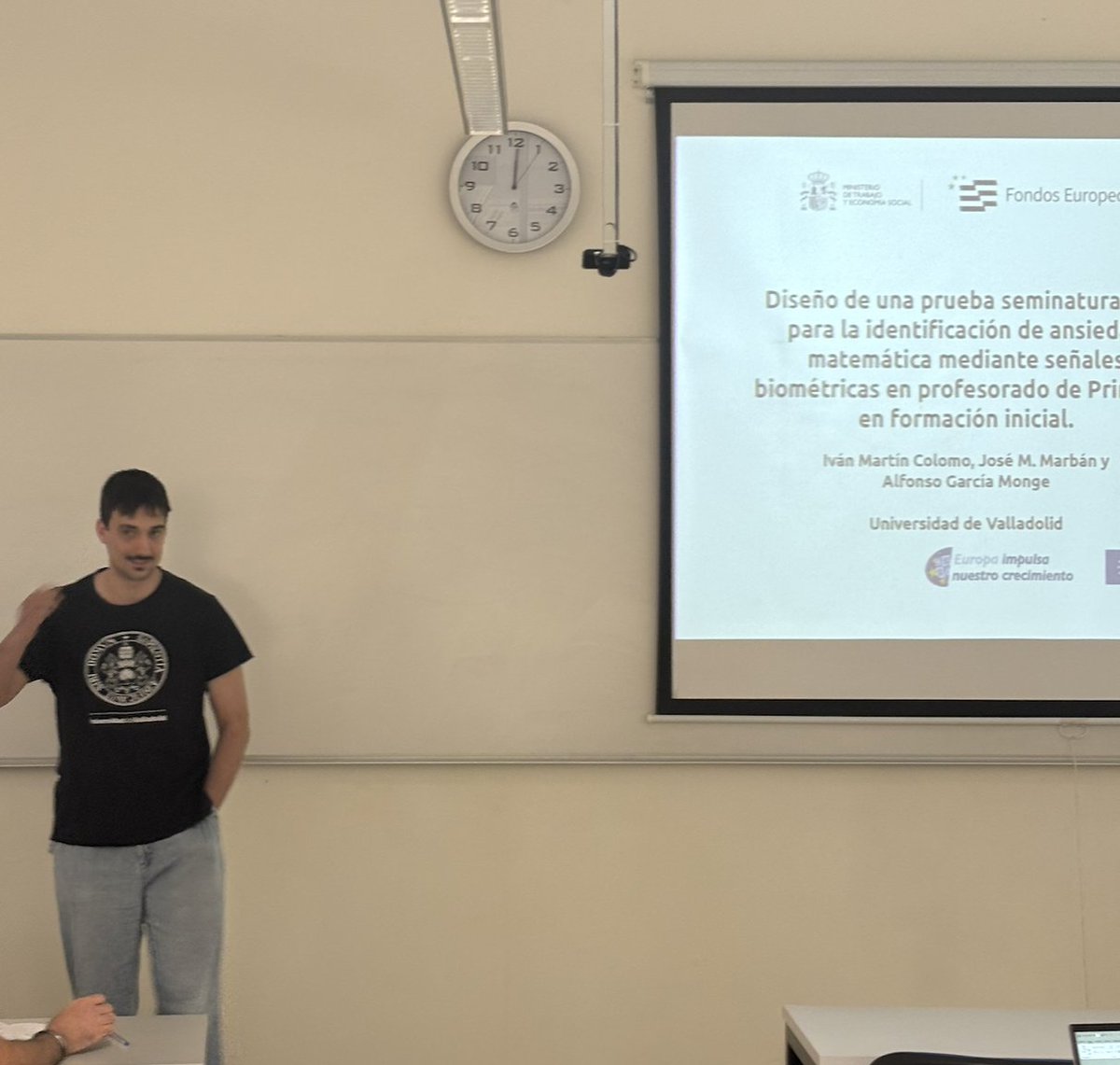 dm_unizar's tweet photo. y, justo antes del café, IA y formulación de problemas (S. Embid). A continuación, identificación de ansiedad mediantes señales biométricas (I. Martín-Colomo); redes sociales en formación informal (I. G. Calavia); identidad profesional docente (A.M. Bartolomé). 5/ https://t.co/f1wdYSKGOz