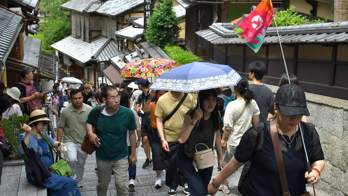 Cultural6Hub's tweet photo. 京都市内観光客数、昨年ついに6000万人突破！
観光消費額も2兆円規模に。 内訳：
日本人5011万人（+493万人）
外国人1268万人（+180万人） 宿泊は外国人が809万人（+100万人）と過去最高を更新する一方、日本人は849万人で前年比72万人減。 観光依存がますます加速… 
#京都観光 #京都 #観光客60 https://t.co/ml4uRXPDu1