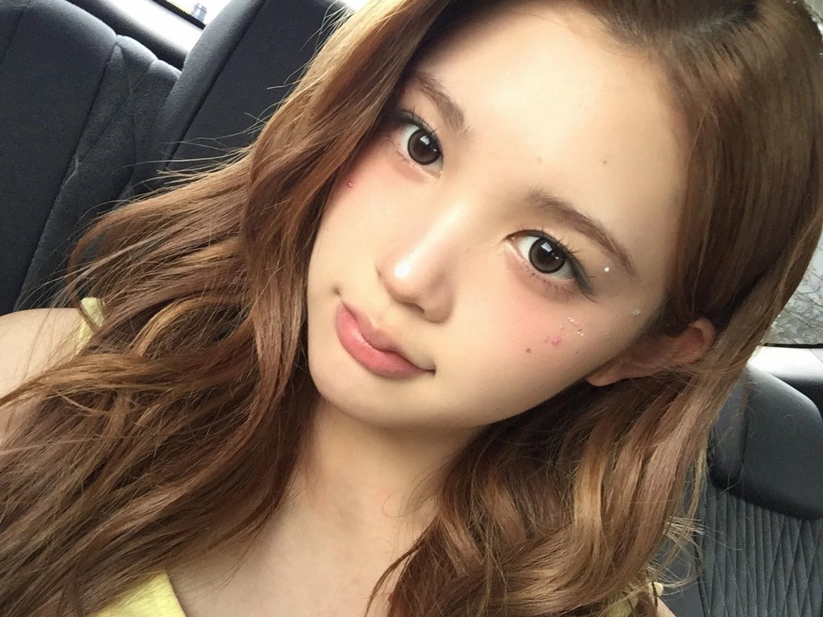 nohiuna's tweet photo. an 🍏 fell from the tree &amp;&amp; learned how to take selfies https://t.co/r0aqAOpquC