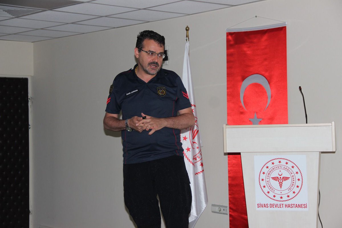 dhsivas's tweet photo. Sivas Belediyesi iş birliğiyle, hastanemiz konferans salonunda personele yönelik eğitim programı düzenlendi.

Program kapsamında AFAD ekipleri tarafından Afet Farkındalık Eğitimi, İtfaiye Müdürlüğü ekipleri tarafından ise Yangın Eğitimi verildi. https://t.co/uZe6bMAXkq