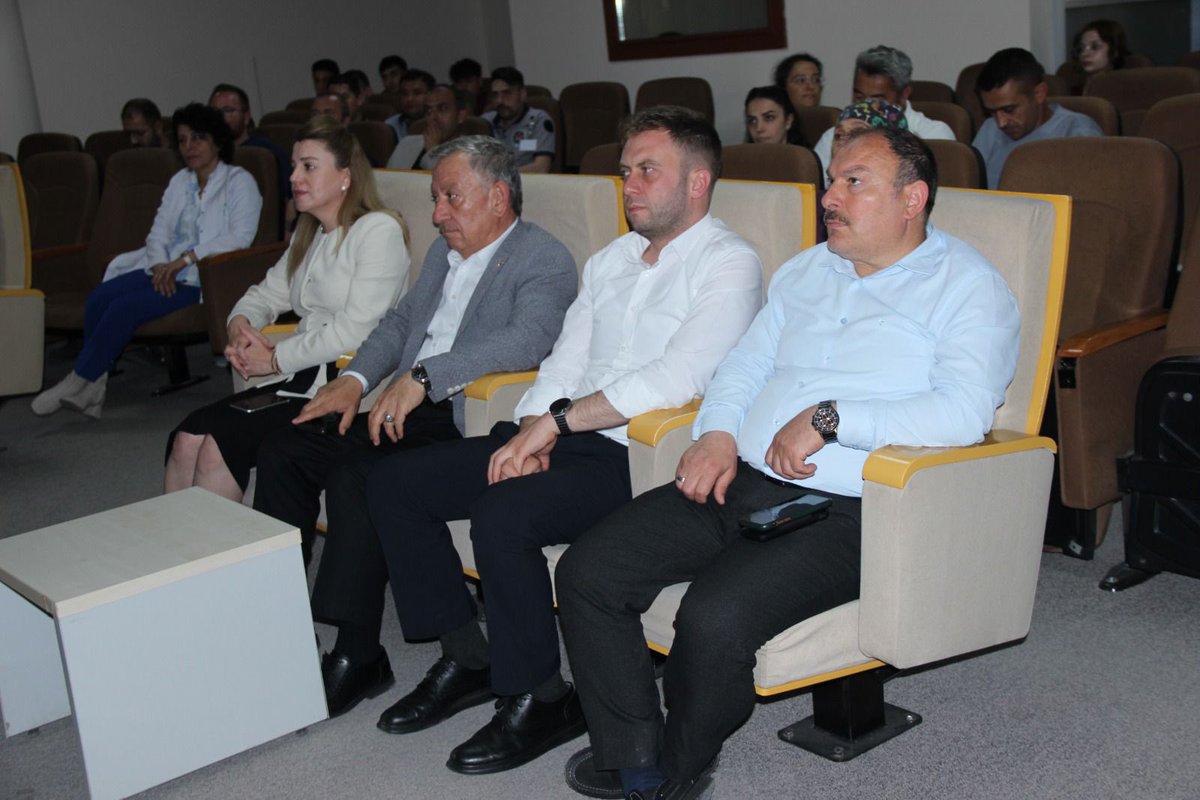 dhsivas's tweet photo. Sivas Belediyesi iş birliğiyle, hastanemiz konferans salonunda personele yönelik eğitim programı düzenlendi.

Program kapsamında AFAD ekipleri tarafından Afet Farkındalık Eğitimi, İtfaiye Müdürlüğü ekipleri tarafından ise Yangın Eğitimi verildi. https://t.co/uZe6bMAXkq