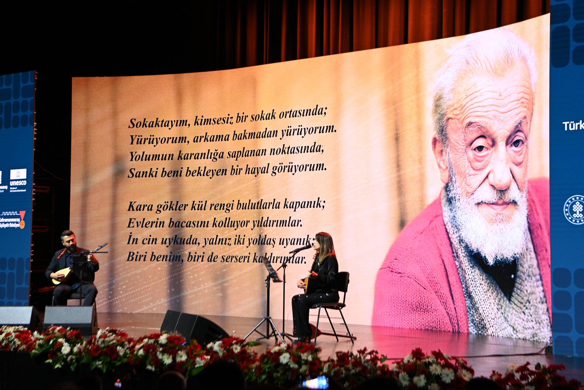 HuseyinYayman's tweet photo. 📍İstanbul

İstanbul Atatürk Kültür Merkezi’nde düzenlenen programda, UNESCO Yaratıcı Şehirler Ağı’na “Edebiyat Şehri” olarak kabul edilen Kahramanmaraş’ımızın bu büyük başarısını paylaşmanın gururunu yaşadık.

Kahramanmaraş, yalnızca bir şehir değil; şiirin, düşüncenin ve edebiyatın köklü bir merkezidir. UNESCO tarafından verilen bu unvan, şehrimizin asırlara yayılan kültürel birikiminin uluslararası ölçekte tescilidir.

Bu önemli başarının şehrimize, kültür dünyamıza ve ülkemize hayırlı olmasını diliyor; emeği geçen herkesi tebrik ediyorum.