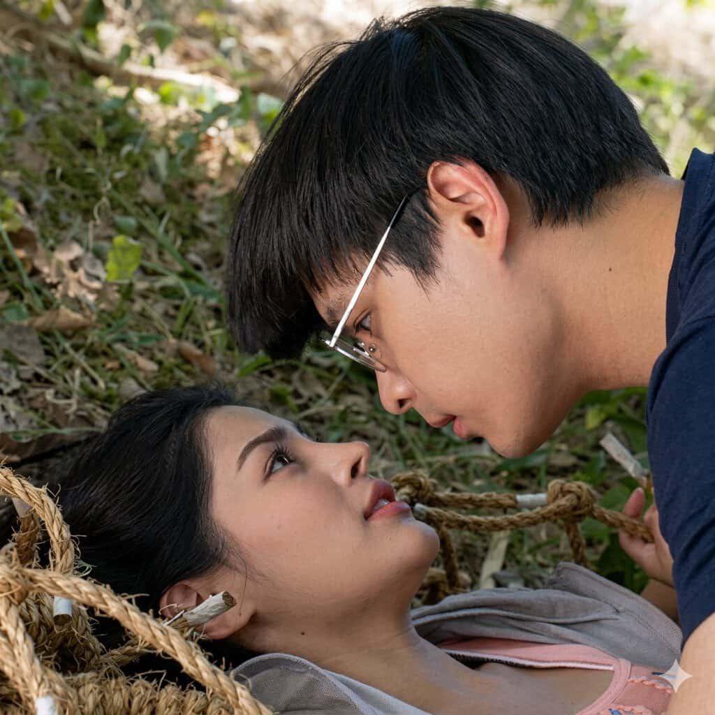 graxiaaza's tweet photo. All I know is Martin is deeply in love with Sari.

MARTSARI FATED BY UNIVERSE
#AZRALPHasMARTSARITheFinale https://t.co/7Uyczr1SxN