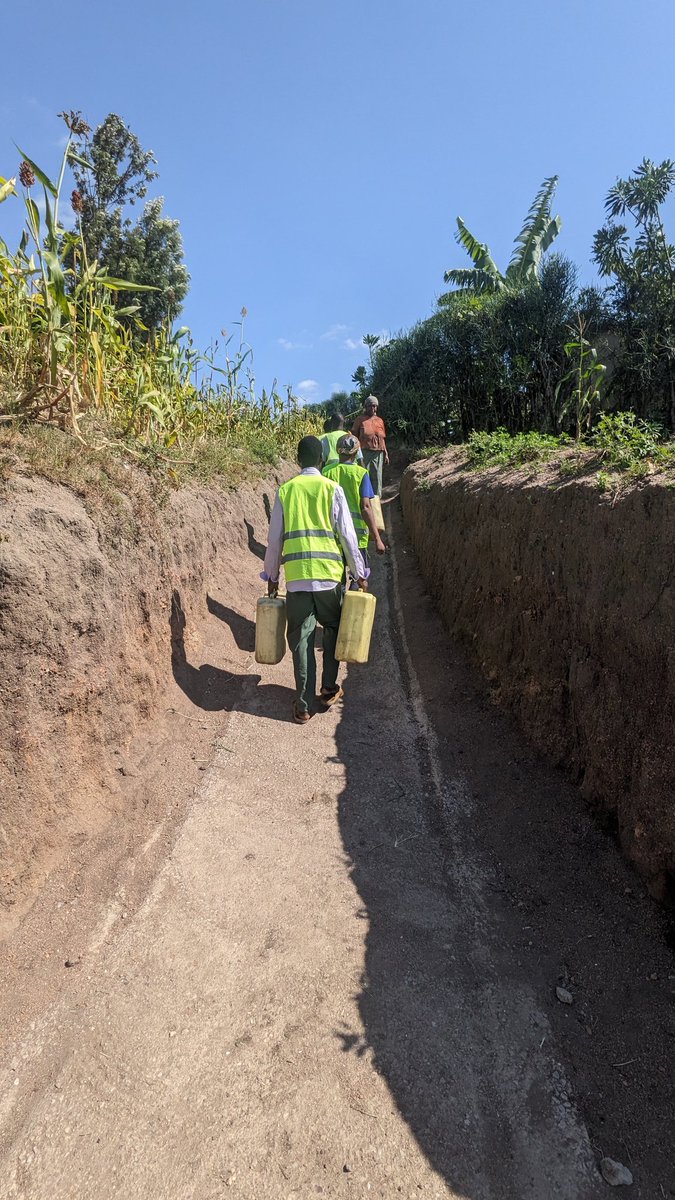 RYVCPMUYIRvg's tweet photo. Uyu munsi nkuko "urubyiruko ari imbaraga z' igihugu zubaka kandi vuba", Mu Mudugudu wa Buhaza, Akagari ka Gati hakorewe umuganda wihariye w' urubyiruko wo gufasha uwitwa  MUREKEYISONI Janviere Aho twamufashije kumusanira inzu tuyisubiriza.

Ni igikorwa cyishimiwe nuwagikorewe https://t.co/don0gGb97S