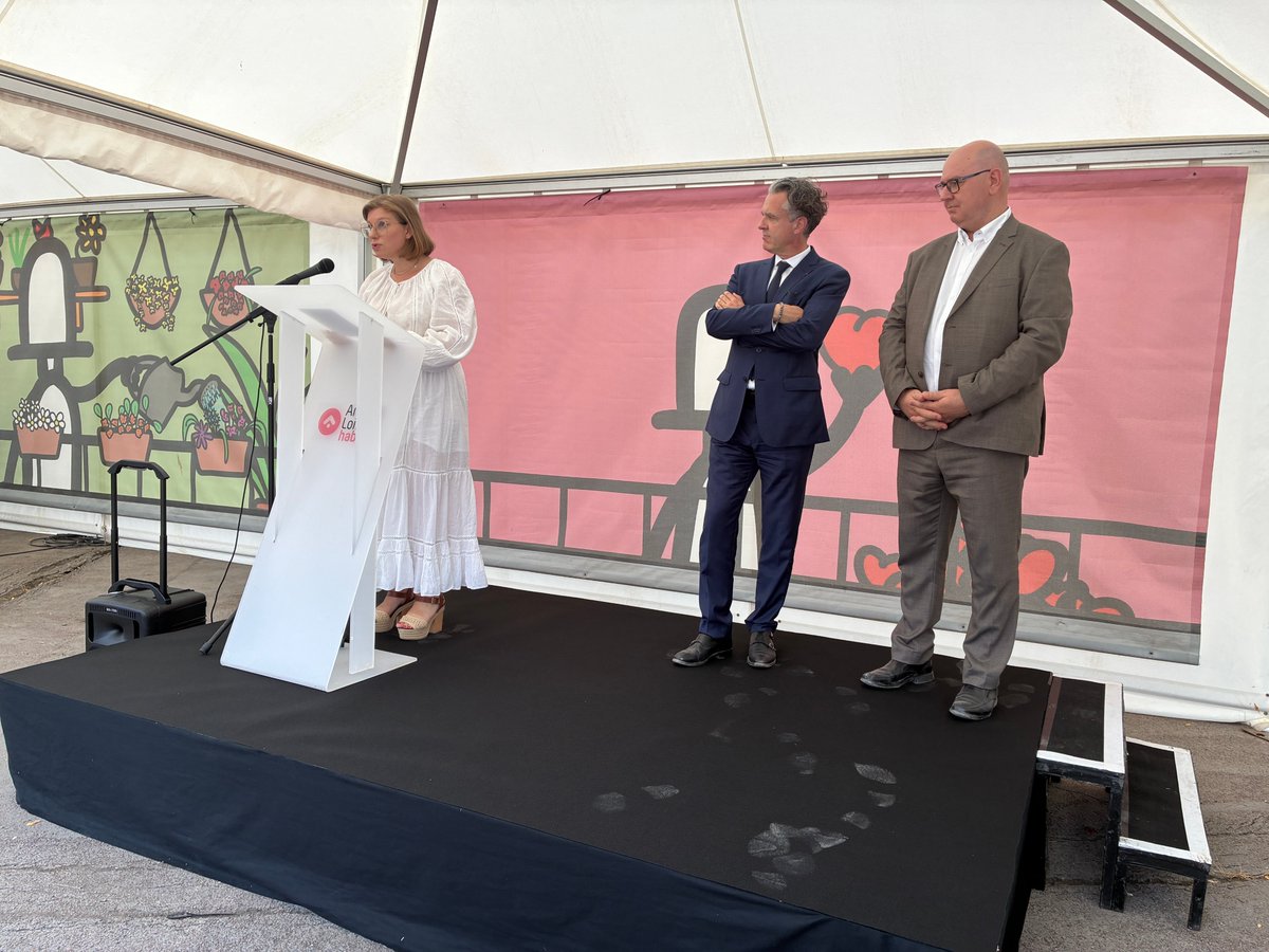 ALH_49's tweet photo. Déconstruction 142 lgts #Monplaisir@AnruOfficiel @Prefet49 François Pesneau, Christophe Béchu Maire @Angers, Christelle Lardeux Coiffard 1ere Adjointe aux Solidarités @Angers,@JBehre_Robinset Youssouf Senoussi Adjoint du quartier de Monplaisir. https://t.co/Yx2s168Iw1 https://t.co/i69oG5syXL