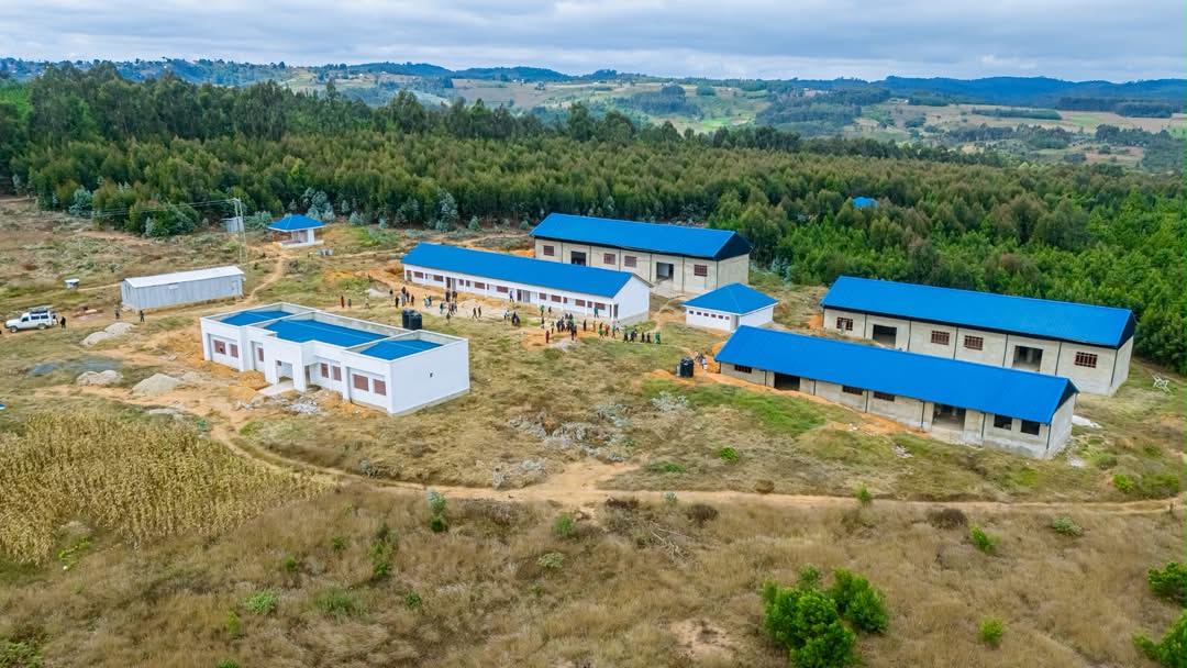 ccm_tanzania's tweet photo. 𝐌𝐑𝐀𝐃𝐈 𝐖𝐀 𝐌𝐀𝐅𝐔𝐍𝐙𝐎 𝐘𝐀 𝐔𝐅𝐔𝐍𝐃𝐈 𝐊𝐈𝐋𝐎𝐋𝐎 𝐊𝐔𝐅𝐔𝐍𝐆𝐔𝐀 𝐅𝐔𝐑𝐒𝐀 𝐙𝐀 𝐀𝐉𝐈𝐑𝐀 𝐊𝐖𝐀 𝐕𝐈𝐉𝐀𝐍𝐀

Katibu wa NEC, Itikadi, Uenezi na Mafunzo wa Chama Cha Mapinduzi (CCM), Ndugu Kenani Laban Kihongosi, amesema kukamilika kwa Chuo cha Mafunzo ya Ufundi Stadi (VETA) kinachojengwa Wilaya ya Kilolo kutafungua fursa kubwa za ajira na kuwawezesha vijana kujikwamua kiuchumi.

Kihongosi ameyasema hayo leo, Juni 19, 2026, alipotembelea na kukagua maendeleo ya ujenzi wa chuo hicho katika Kijiji cha Luhindo, Kata ya Mtitu, Wilaya ya Kilolo mkoani Iringa.

Akizungumza baada ya ukaguzi huo, amesema chuo hicho kitawajengea vijana ujuzi wa kujiajiri na kuajirika katika sekta mbalimbali za uzalishaji.

"Kukamilika kwa mradi huu kutaleta fursa kubwa kwa vijana wetu kupata mafunzo yatakayowasaidia katika masuala ya ajira, huku Halmashauri ikinufaika na wataalamu watakaozalishwa kupitia mafunzo hayo," amesema Kihongosi.

Ameongeza kuwa uwepo wa karakana tatu utasaidia utoaji wa mafunzo ya vitendo yatakayowawezesha vijana kujipatia kipato na kuchangia ukuaji wa uchumi wa familia zao na Taifa kwa ujumla.

Aidha, amesema CCM na Serikali vitaendelea kushirikiana kuhakikisha ujenzi huo unakamilika kwa wakati ili wananchi wa Kilolo wanufaike kikamilifu na uwekezaji huo.

Awali, Mdhibiti Ubora wa Shule, Altos Kinunda, amesema chuo hicho kinatarajiwa kugharimu zaidi ya shilingi bilioni 1.6. Hadi sasa, kimepokea shilingi milioni 777.4, ambapo shilingi milioni 573.7 zimetumika na shilingi milioni 203.7 zimebaki kwa ajili ya kuendeleza ujenzi.

Amesema awamu ya kwanza inahusisha ujenzi wa majengo tisa, ikiwemo jengo la utawala, madarasa, karakana, nyumba ya mtumishi, jengo la mlinzi na jengo la umeme. Ujenzi umefikia asilimia 76 na ukikamilika chuo kitakuwa na uwezo wa kuhudumia wanafunzi 240.

Tembelea: https://t.co/XFsl2Qg9M9
_____________
#KaziNaUtuTunasongaMbele
#CCMIpoKazini
#VETAKilolo