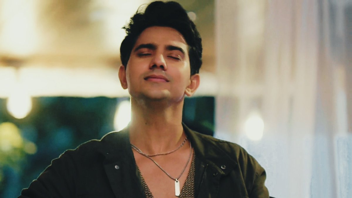 HarshitaxDiary's tweet photo. She writes.
He sings.

“Khidki se jhaankhti hoon har shaam ki tarah...”

“Bheegi shaamein tera naam likhein kahi...”

#Sairaab | #IshaNika https://t.co/9FIpxDf5aF