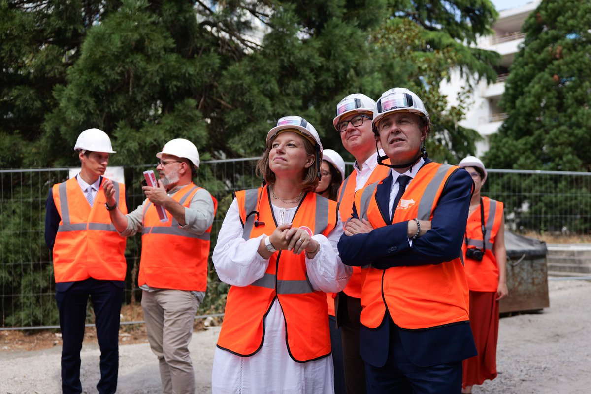 ALH_49's tweet photo. Déconstruction 142 lgts #Monplaisir@AnruOfficiel @Prefet49 François Pesneau, Christophe Béchu Maire @Angers, Christelle Lardeux Coiffard 1ere Adjointe aux Solidarités @Angers,@JBehre_Robinset Youssouf Senoussi Adjoint du quartier de Monplaisir. https://t.co/Yx2s168Iw1 https://t.co/i69oG5syXL