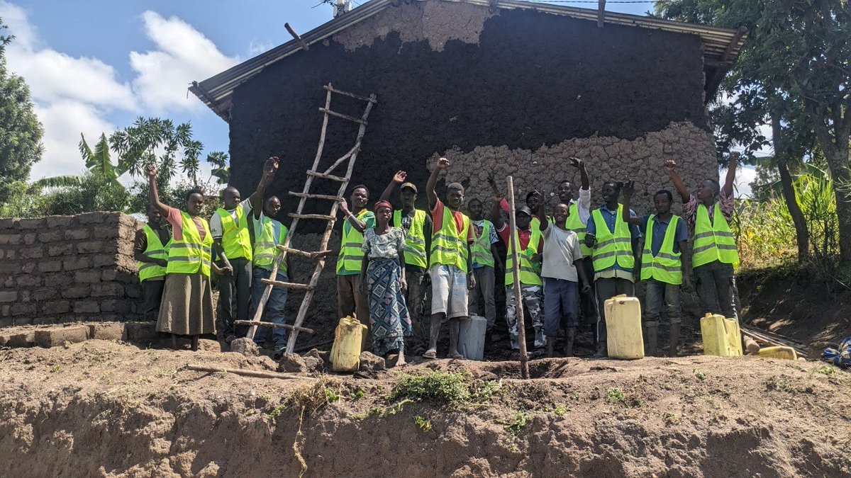 RYVCPMUYIRvg's tweet photo. Uyu munsi nkuko "urubyiruko ari imbaraga z' igihugu zubaka kandi vuba", Mu Mudugudu wa Buhaza, Akagari ka Gati hakorewe umuganda wihariye w' urubyiruko wo gufasha uwitwa  MUREKEYISONI Janviere Aho twamufashije kumusanira inzu tuyisubiriza.

Ni igikorwa cyishimiwe nuwagikorewe https://t.co/don0gGb97S