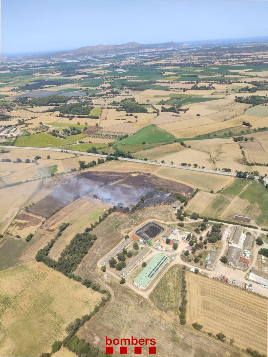 bomberscat's tweet photo. ESTABILITZAT (15.39 h) un incendi agrícola a Parlavà (avís 14.42 h). Hi som amb 14 dotacions, dues de les quals aèries #MAER: un helicòpter bombarder i un altre de comandament, per supervisar l'estat d'aquesta zona de cultius https://t.co/6YvMU0XkhS