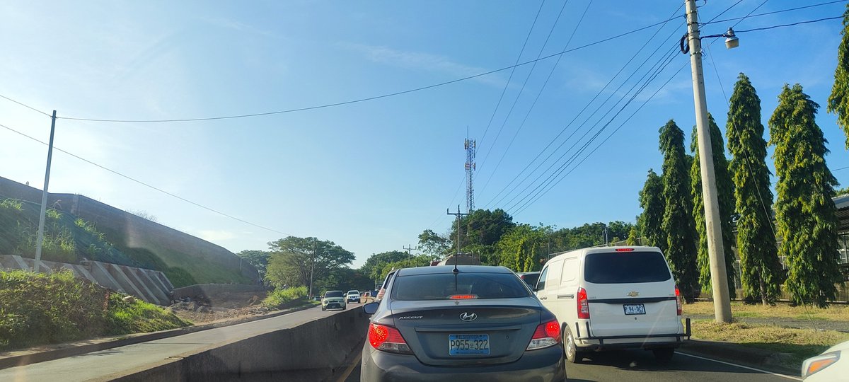 Fasitolobos's tweet photo. @RomeoHerrera1 @VMTElSalvador @PNCSV Trafico no avanza entre redondeles Santa Maria y desvio a los Naranjos en Santa Ana https://t.co/lDE2nOdtTV