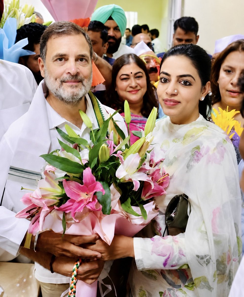 DivyaMaderna's tweet photo. 📍 AICC कार्यालय, नई दिल्ली

आज कांग्रेस मुख्यालय में लोकसभा नेता प्रतिपक्ष आदरणीय श्री @RahulGandhi जी से मुलाकात कर उन्हें जन्मदिन की हार्दिक शुभकामनाएँ व बधाई दीं। https://t.co/T0HdUvU3TM
