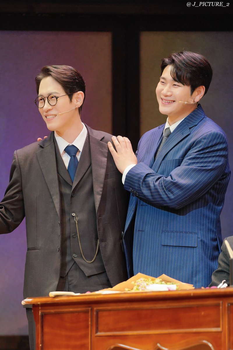 j_picture_2's tweet photo. 260607 밤 뮤지컬 팬레터 커튼콜
이윤 | 이형훈 배우님 #이형훈
김환태 | 김효성 배우님 #김효성

사이 좋은 환태형��� 윤이형☺️ https://t.co/dUWUoB73Ml