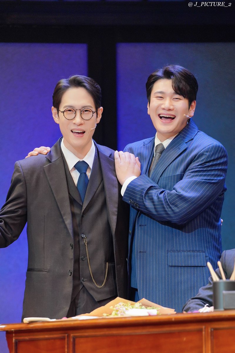 j_picture_2's tweet photo. 260607 밤 뮤지컬 팬레터 커튼콜
이윤 | 이형훈 배우님 #이형훈
김환태 | 김효성 배우님 #김효성

사이 좋은 환태형��� 윤이형☺️ https://t.co/dUWUoB73Ml