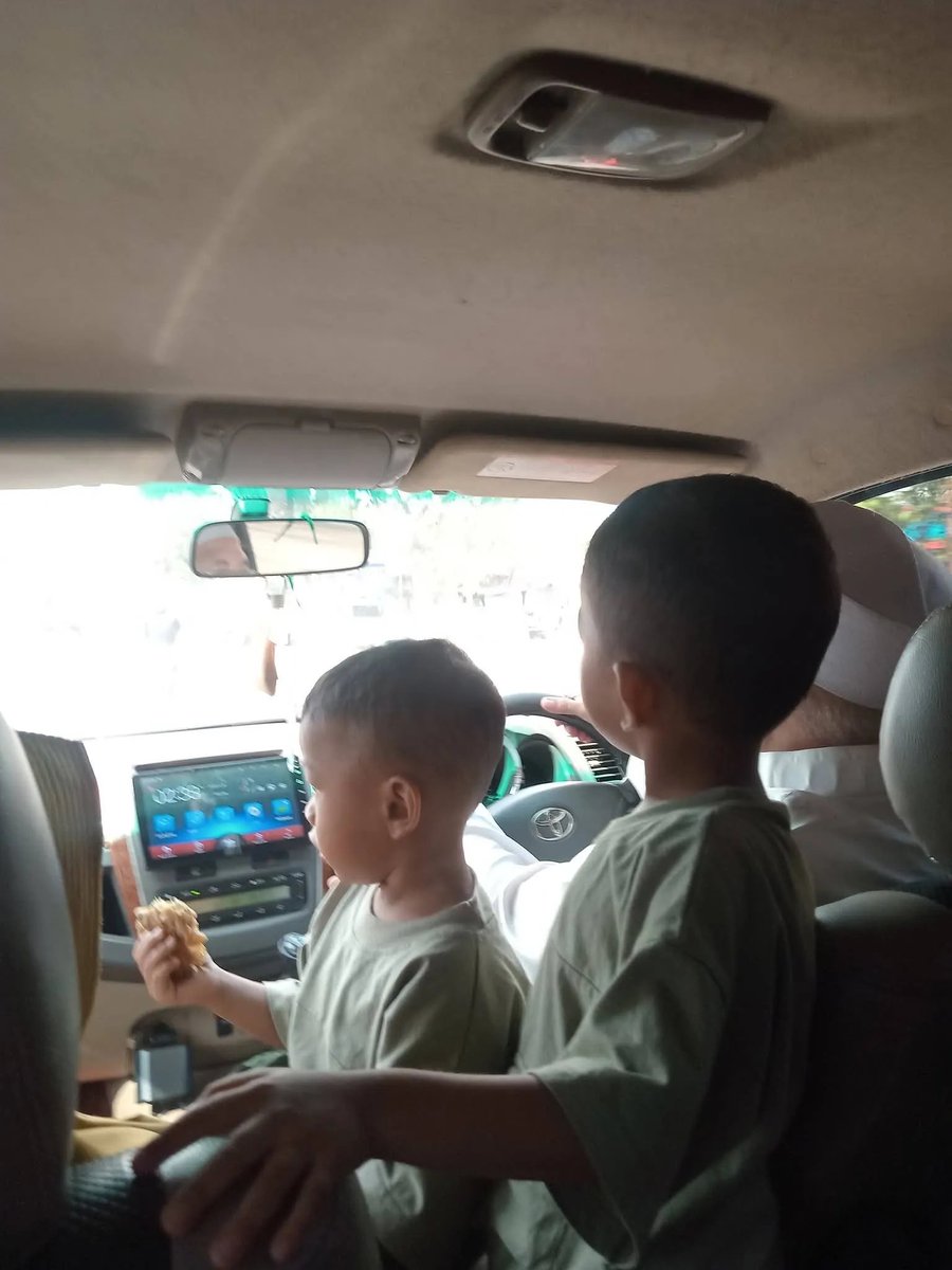 KapudS640's tweet photo. Kemarin siang ibu mertua telpon suami pas suami lagi tidur. Jadi diangkat sama Fatih, 
anak pertamaku umur 5 tahun.

Fatih: Halo eyang, eyang lagi dimana? 
Bumer: halo mas fatih, eyang sudah dirumah. 
(Mertua, ipar, sama keponakan suami abis liburan ke Jakarta dan jogja).
Bumer: Mas fatih, mana aba sama ummi? 
Fatih: Aba tidur, ummi lagi nonton TV.

Fatih langsung kasih HP nya ke aku. 
Aku: Halo buk. 
Bumer: Nur, sudah belum bayar uang pendaftaran fatih? (Anak pertamaku tahun ini masuk TK) 
Aku: Sudah tapi baru dibayar setengah bu. 
Bumer: oh yaudah yang setengah nya biar ibu yang bayar, suruh ulil (suamiku) kerumah ambil uangnya ya nanti. 
Aku: iya bu, makasih banyak ya bu.

Suamiku berangkat kerja sekalian mampir kerumah mertua kebetulan searah. Pas pulang kerja suamiku bawa paperbag katanya oleh-oleh dari mertua. Isinya daster untuk aku dan baju untuk anak-anak.

Suami: Yang anak kandungnya malah ngga dibeliin baju. 
Aku: lah itu kamu dikasih uang untuk bayar sekolah Fatih😆 (btw uangnya hampir 1jt)

Mertua dan iparku ikut excited pas tau Anak pertamaku sudah daftar sekolah TK. Bulan Mei kemarin mba Iparku kasih uang untuk Fatih beli sepatu. 

Kami ke mall nyari sepatu untuk Fatih, sekalian makan bareng mertua, adik ipar laki-laki dan keponakan suami. Mba ipar ngga bisa ikut karena sibuk kerja. Setiap jalan dan makan diluar selalu mertuaku yang bayar hihiiii

Rezeki ngga melulu soal uang. Punya mertua dan ipar yang baik juga rezeki. Do'ain guys mertuaku sehat, panjang umur dan banyak rezekinyaaaaaaa.

Pas suamiku kerja, aku sama anak-anak juga sering diajak ke mall untuk makan dan main di playground.

cc:threadsnhdyt_99