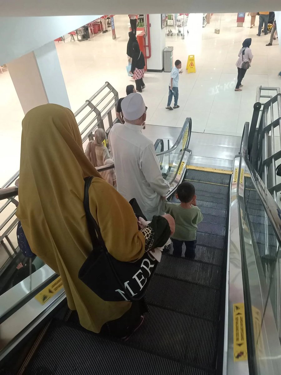 KapudS640's tweet photo. Kemarin siang ibu mertua telpon suami pas suami lagi tidur. Jadi diangkat sama Fatih, 
anak pertamaku umur 5 tahun.

Fatih: Halo eyang, eyang lagi dimana? 
Bumer: halo mas fatih, eyang sudah dirumah. 
(Mertua, ipar, sama keponakan suami abis liburan ke Jakarta dan jogja).
Bumer: Mas fatih, mana aba sama ummi? 
Fatih: Aba tidur, ummi lagi nonton TV.

Fatih langsung kasih HP nya ke aku. 
Aku: Halo buk. 
Bumer: Nur, sudah belum bayar uang pendaftaran fatih? (Anak pertamaku tahun ini masuk TK) 
Aku: Sudah tapi baru dibayar setengah bu. 
Bumer: oh yaudah yang setengah nya biar ibu yang bayar, suruh ulil (suamiku) kerumah ambil uangnya ya nanti. 
Aku: iya bu, makasih banyak ya bu.

Suamiku berangkat kerja sekalian mampir kerumah mertua kebetulan searah. Pas pulang kerja suamiku bawa paperbag katanya oleh-oleh dari mertua. Isinya daster untuk aku dan baju untuk anak-anak.

Suami: Yang anak kandungnya malah ngga dibeliin baju. 
Aku: lah itu kamu dikasih uang untuk bayar sekolah Fatih😆 (btw uangnya hampir 1jt)

Mertua dan iparku ikut excited pas tau Anak pertamaku sudah daftar sekolah TK. Bulan Mei kemarin mba Iparku kasih uang untuk Fatih beli sepatu. 

Kami ke mall nyari sepatu untuk Fatih, sekalian makan bareng mertua, adik ipar laki-laki dan keponakan suami. Mba ipar ngga bisa ikut karena sibuk kerja. Setiap jalan dan makan diluar selalu mertuaku yang bayar hihiiii

Rezeki ngga melulu soal uang. Punya mertua dan ipar yang baik juga rezeki. Do'ain guys mertuaku sehat, panjang umur dan banyak rezekinyaaaaaaa.

Pas suamiku kerja, aku sama anak-anak juga sering diajak ke mall untuk makan dan main di playground.

cc:threadsnhdyt_99