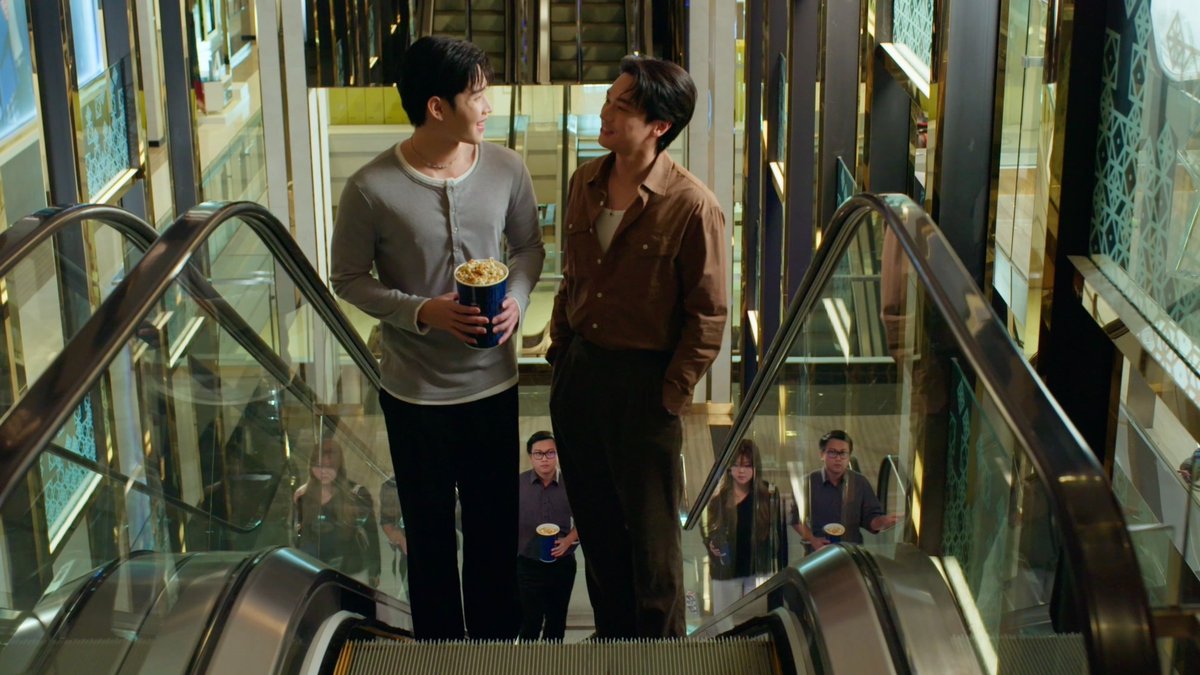 GMMTV's tweet photo. บอกแฟนว่าอยู่บ้าน = 

#ADogAndAPlaneEP4
@Tawan_V @new_thitipoom @ryuptb @OabnithiW https://t.co/wNYMg1ZANw