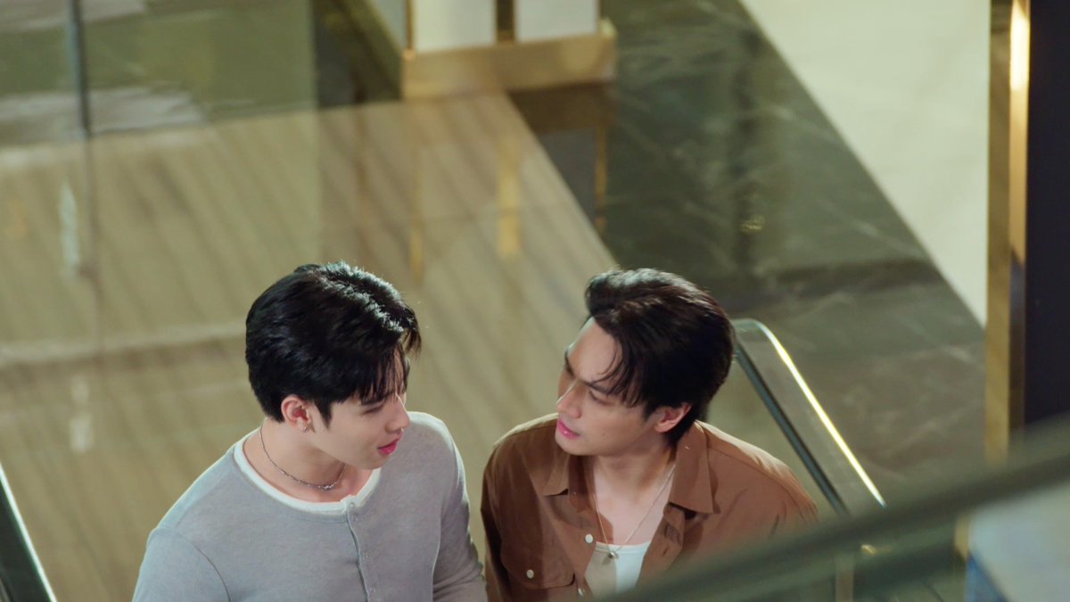 GMMTV's tweet photo. บอกแฟนว่าอยู่บ้าน = 

#ADogAndAPlaneEP4
@Tawan_V @new_thitipoom @ryuptb @OabnithiW https://t.co/wNYMg1ZANw