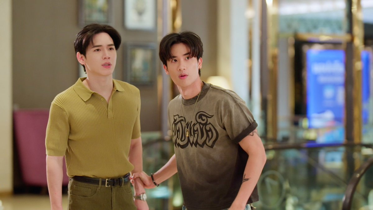GMMTV's tweet photo. บอกแฟนว่าอยู่บ้าน = 

#ADogAndAPlaneEP4
@Tawan_V @new_thitipoom @ryuptb @OabnithiW https://t.co/wNYMg1ZANw