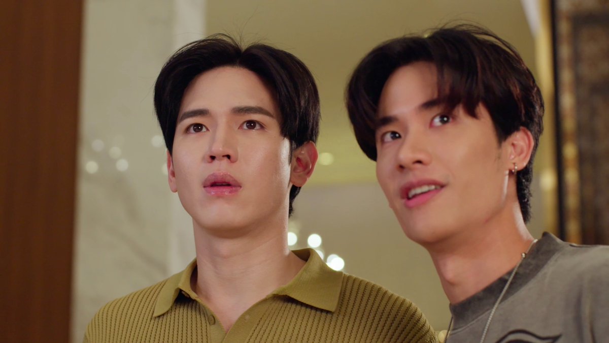 GMMTV's tweet photo. บอกแฟนว่าอยู่บ้าน = 

#ADogAndAPlaneEP4
@Tawan_V @new_thitipoom @ryuptb @OabnithiW https://t.co/wNYMg1ZANw