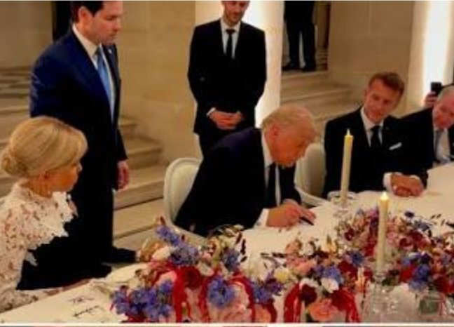 robertomalaver's tweet photo. Perdimos, coño, perdimos! Compañero Trump, tremenda vaina le echó el comunista  Macron. Eso de llevarlo hasta el Palacio de Versalles para firmar la rendición con Irán fue una burla.

MEMORIAS DE UN ESCUÁLIDO EN DECADENCIA. RENDICIÓN https://t.co/5D4ssCj7jI https://t.co/OGOqDW9uce