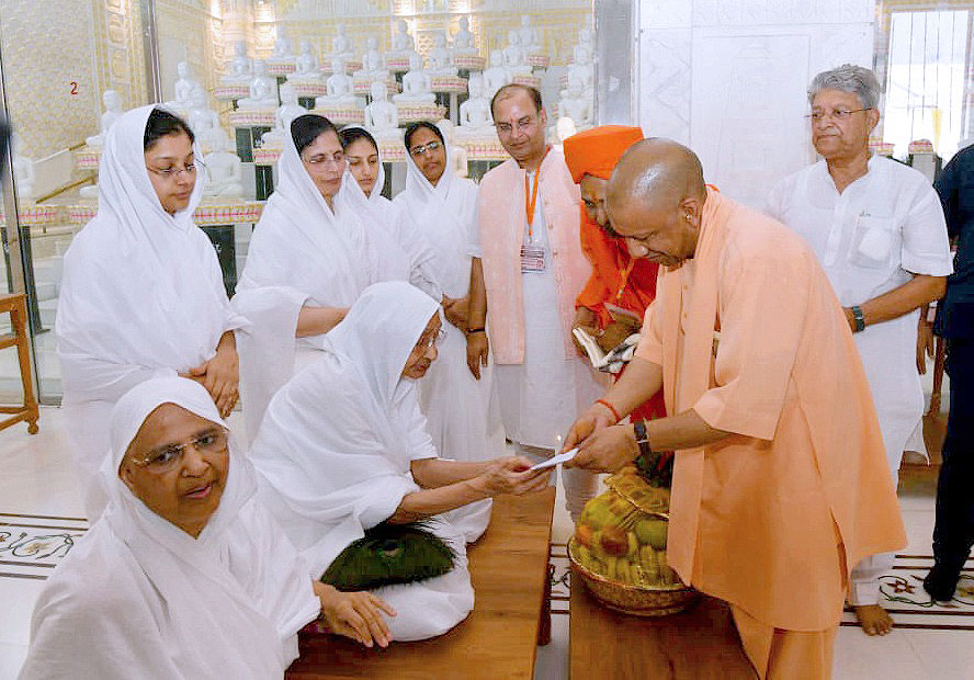myogiadityanath's tweet photo. जैन तीर्थंकरों ने अपनी साधना और पवित्र वाणी से सदैव विश्व मानवता को 'जियो और जीने दो' की प्रेरणा दी है।

देश की सर्वोच्च जैन साध्वी गणिनीप्रमुख श्री ज्ञानमती माताजी एवं पूज्य साधु-संतों व धर्माचार्यों की गरिमामयी उपस्थिति में आज श्री अयोध्या धाम में आयोजित भगवान मुनिसुव्रतनाथ पंचकल्याणक प्रतिष्ठा महोत्सव कार्यक्रम में सहभागिता का परम सौभाग्य प्राप्त हुआ।

भगवान ऋषभदेव की परंपरा को कोटि-कोटि नमन एवं पंचकल्याणक प्रतिष्ठा महोत्सव के प्रति मेरी मंगलकामनाएं।