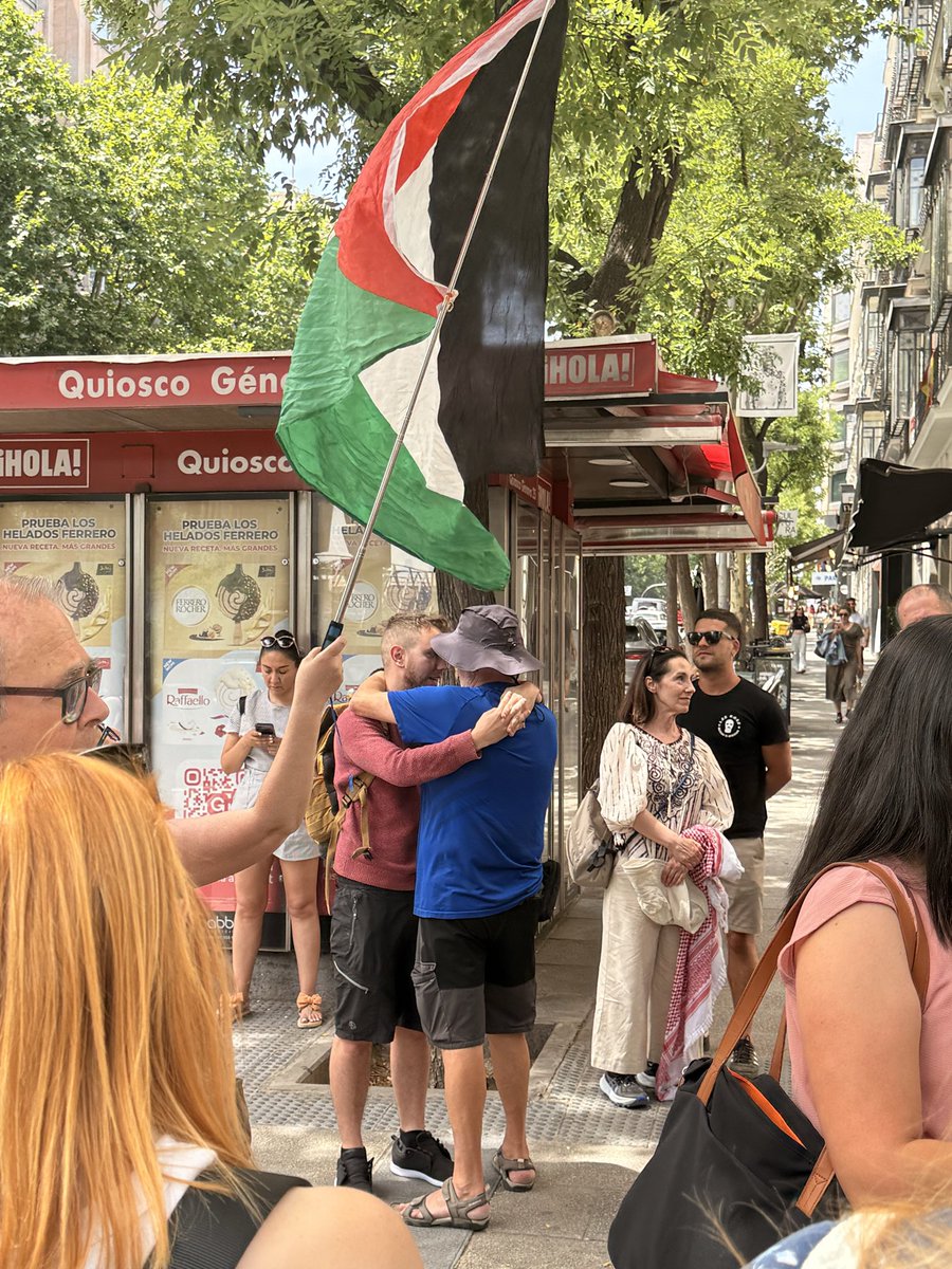 TalebSahara's tweet photo. Asier abraza a su padre, aplausos y banderas palestinas ondeando. 

Hace un momento fueron liberados Asier y Yusef. La solidaridad no puede ser delito.

Enhorabuena chicos ✊🏾🇵🇸🇮🇷🇪🇭🇱🇧✊🏾 https://t.co/qCz4V7cGh7