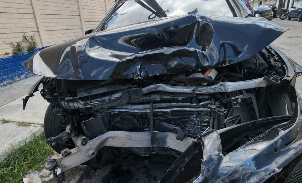 soy_502's tweet photo. Así quedó el auto de conductora tras mortal accidente en la San Juan (video)  

La joven de 23 años chocó contra varios autos, arrolló a una mujer y finalmente se empotró en un árbol.

https://t.co/nxG1FiQUSU https://t.co/WJf79wZDp6