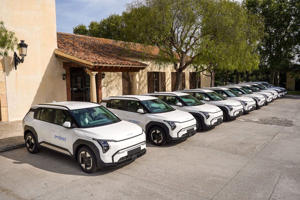 KiaPrensa_ES's tweet photo. @Endesa vuelve a elegir a Kia para avanzar en la electrificación de su flota
corporativa ➡️ incorpora +100 de vehículos ⚡️entre #SPORTAGE PHEV y #EV3 👉https://t.co/DpRexdztue
#Kia #MovementThatInspires https://t.co/xfSTOdyILO