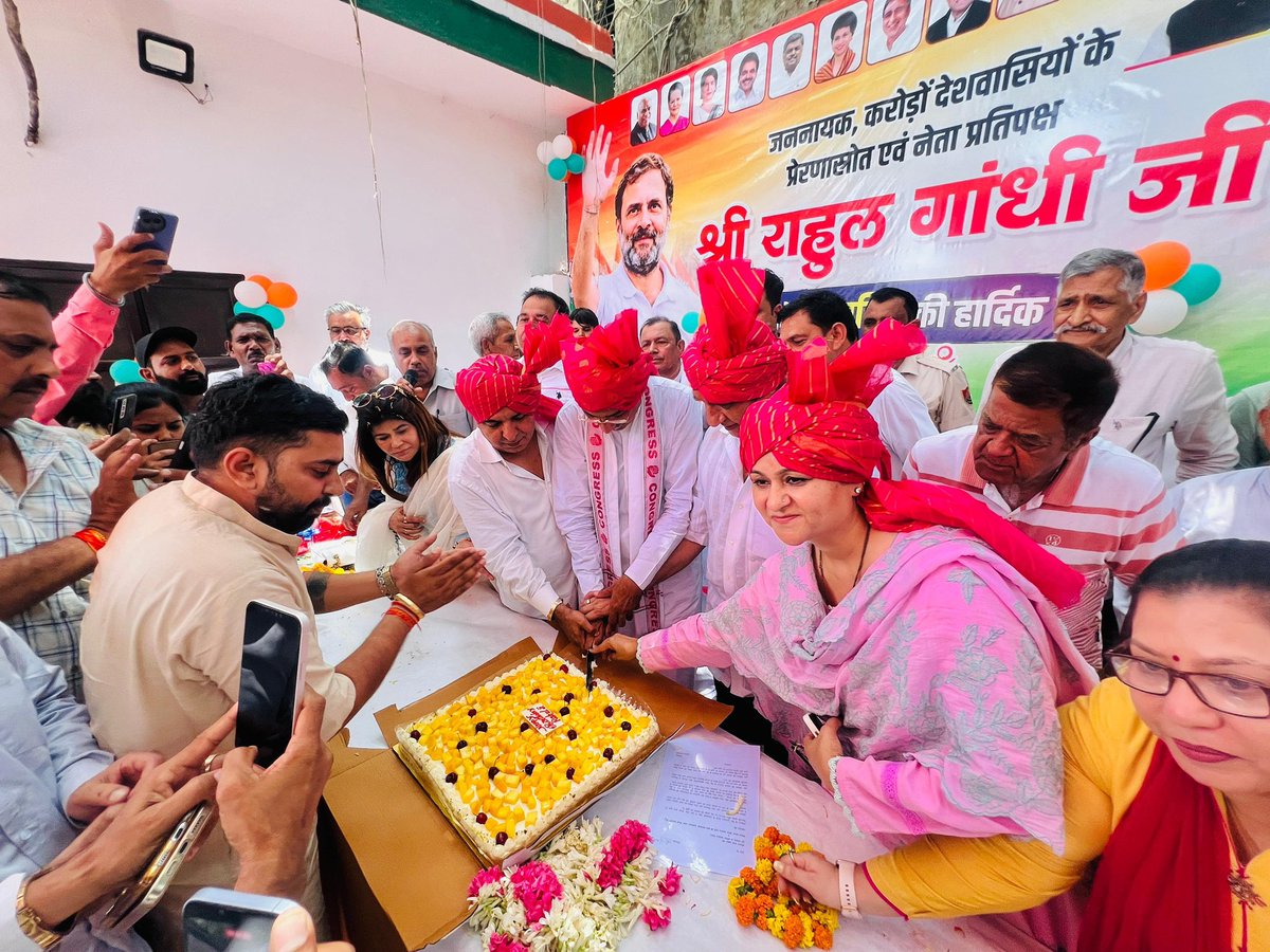 raonarenderinc's tweet photo. आज 📍 गुरुग्राम कांग्रेस कार्यालय में नेता प्रतिपक्ष, न्याय यौद्धा, जननायक श्री @RahulGandhi जी के जन्मदिन के अवसर पर गुरुग्राम जिला कांग्रेस कमेटी (शहरी) द्वारा आयोजित "जन्मदिन समारोह" में सम्मिलित हुआ।

राहुल गांधी जी ने निरंतर संविधान, लोकतांत्रिक मूल्यों, सामाजिक न्याय और देश के युवाओं की आवाज़ को मजबूती प्रदान की है। उनका संघर्ष और समर्पण करोड़ों देशवासियों के लिए प्रेरणा का स्रोत है।

इस अवसर पर पूर्व सांसद श्री @RajBabbar23 जी, हरियाणा महिला कांग्रेस प्रदेश अध्यक्ष @pearlpataudi जी, जिला अध्यक्ष @pk4gurugram जी सहित जिला कांग्रेस की समस्त कार्यकारिणी मौजूद रहे!
@INCIndia @INCHaryana