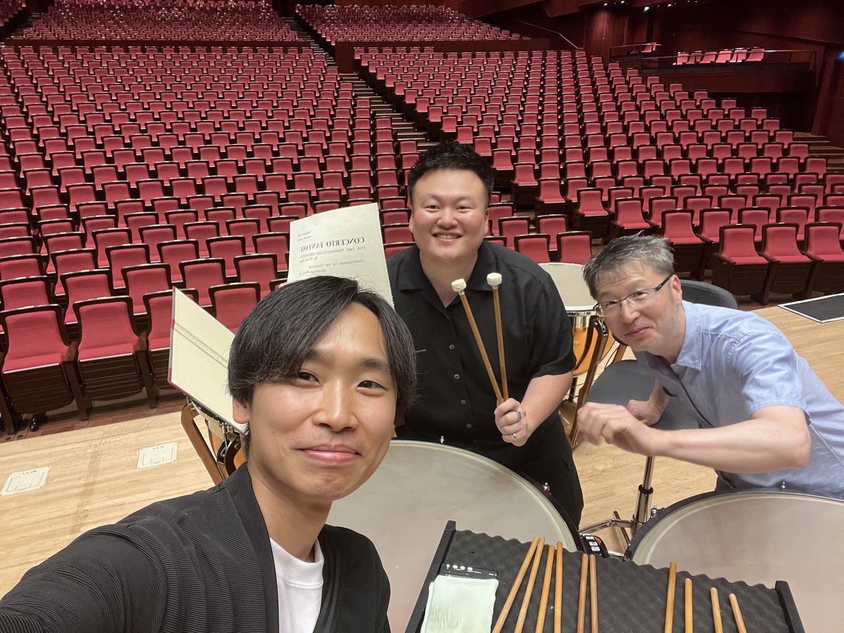 0304Tj's tweet photo. 明日はこちらの公演！
三橋さんと後輩のつじもんがソリストをつとめる、グラスのティンパニコンチェルトです🥁
計12台のティンパニ！圧巻の演奏です！
席は残りわずか！是非お越しくださいませ！✨

群馬交響楽団
第619回定期演奏会
開演16:00(開場15:00)
高崎芸術劇場

@gunkyo_official 
@ct_Pauken https://t.co/ZdNk4CV2dK