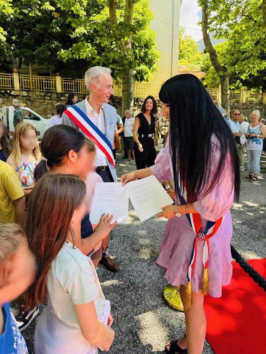 C_Dintorni's tweet photo. Hier, j’ai eu le plaisir de rencontrer les élèves de CM1-CM2 de l’école Louis Fulconis à Saint-Martin-Vésubie.

Ils m’ont présenté la proposition de loi qu’ils ont élaborée dans le cadre du Parlement des enfants. À travers ce travail sur les dangers des réseaux sociaux, ils ont démontré une réelle compréhension des enjeux liés au cyberharcèlement et à la protection des jeunes en ligne.

Bravo aux élèves pour la qualité de leur travail, leur engagement citoyen et la pertinence de leurs propositions.

Félicitations également à leur enseignante, Claire Tingry, pour son accompagnement et son investissement.