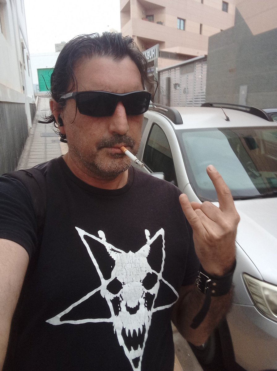yoryi_dan's tweet photo. Una alumna me dijo un dia:
- Profe, qué representa la camiseta??
– No lo ves? Es el Puto Diablo, pero mi Abogado me recomienda que diga que es la Cabra de Fuerteventura! https://t.co/xCbWYiL3YM