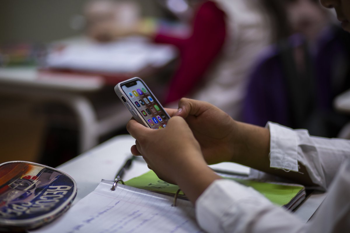 EducacionBA's tweet photo. Más de 84.000 familias ya se sumaron al Compromiso Familiar por Estudiantes sin celular

La iniciativa que promueve acuerdos entre familias para acompañar el uso de la tecnología y postergar el acceso a redes sociales. 

👉 Conocé más https://t.co/LdsWjvnh1Q https://t.co/Eqx890zO8B