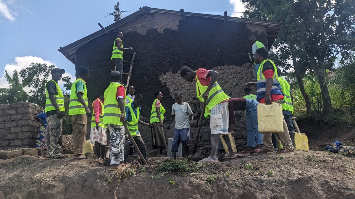 RYVCPMUYIRvg's tweet photo. Uyu munsi nkuko "urubyiruko ari imbaraga z' igihugu zubaka kandi vuba", Mu Mudugudu wa Buhaza, Akagari ka Gati hakorewe umuganda wihariye w' urubyiruko wo gufasha uwitwa  MUREKEYISONI Janviere Aho twamufashije kumusanira inzu tuyisubiriza.

Ni igikorwa cyishimiwe nuwagikorewe https://t.co/don0gGb97S