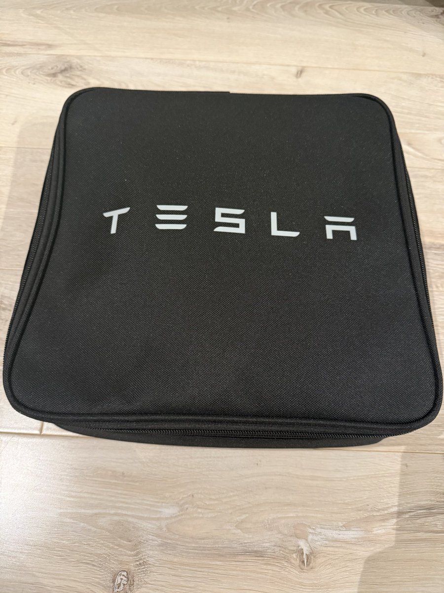 taniemonn's tweet photo. テスラ充電器のモバイルコネクターが無事届きました！

テスラの公式サイトから購入しましたが、写真とはデザインが違う？？？

GENⅡモバイルコネクターだと思ってましたが、届いたのネットで検索したらGENⅢが届いたみたいです♪

#テスラ #model3 #モバイルコネクター https://t.co/Ft6fu0qUg8