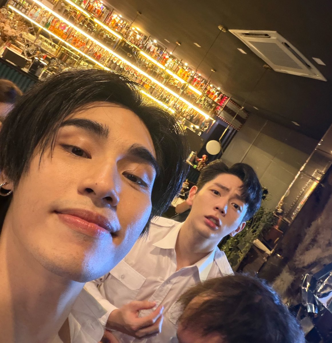 LoveofSilom's tweet photo. คุนตำหนวดมาช่วยน้องวายุแล้ว ให้จุ้บแบบดับเบิ้ล 😘

Silom Distance Lovers 

#LoveofSilomEP10 https://t.co/J7gOkjvHzL
