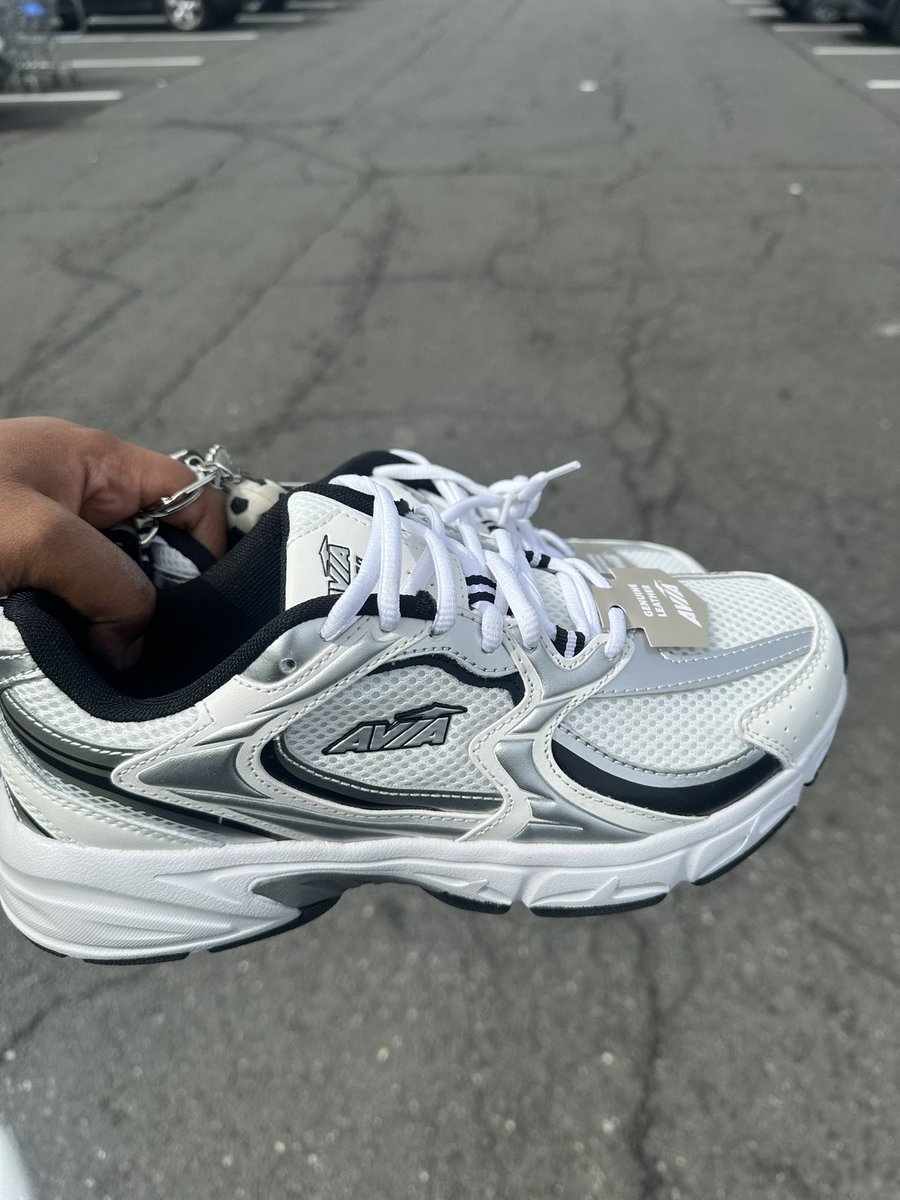 loveeonron's tweet photo. cause these are super cuteee 😭 - running shoesss https://t.co/lNP73DjHiP
