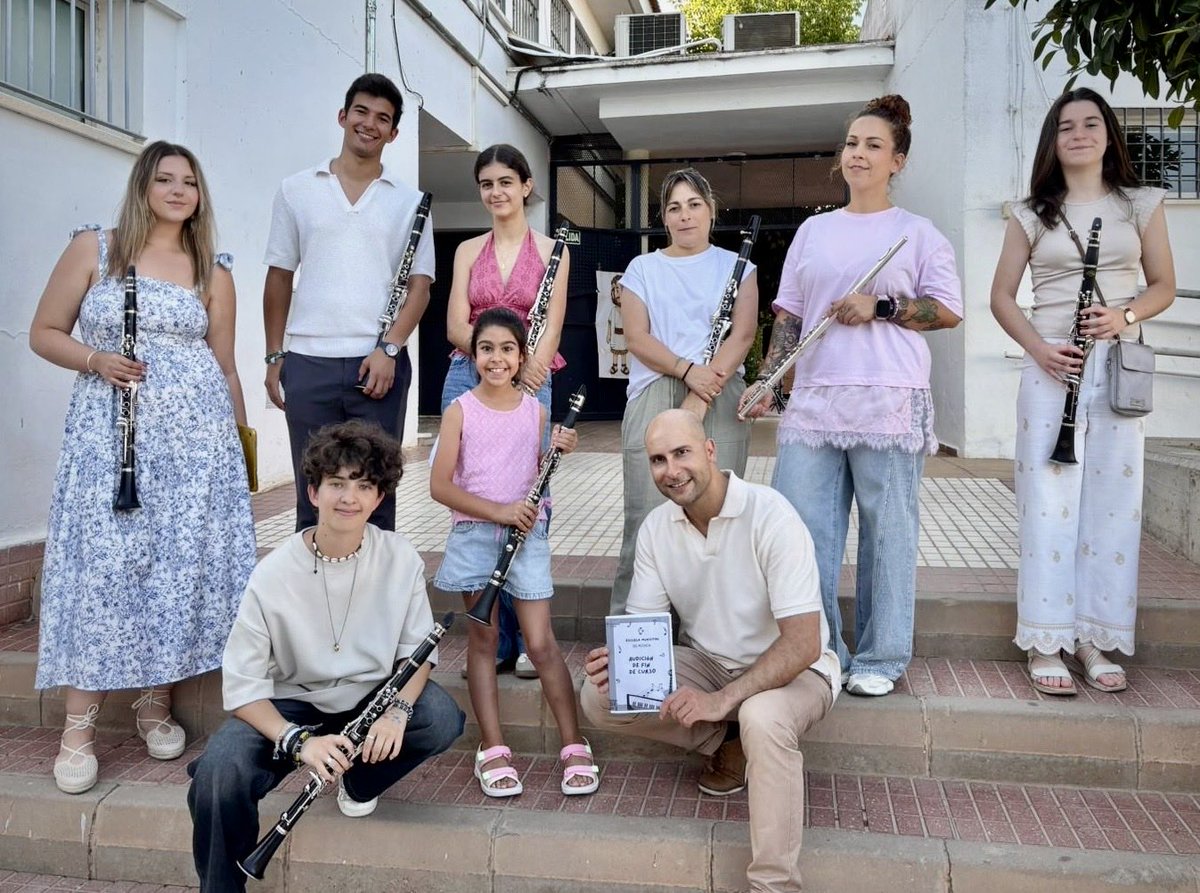 JessRuiz11's tweet photo. Llegamos a un nuevo fin de semana especial aún con el recuerdo de lo vivido el pasado Martes en la audición de fin de curso de la Escuela Municipal de Música de Niebla donde pudimos celebrar un año lleno de música, esfuerzo y sonrisas. https://t.co/j8K6CUnH2l