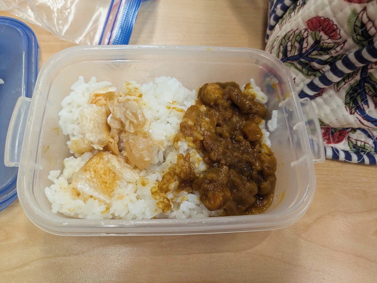 takeidongebabee's tweet photo. 嫁ゲバビの職場でのお弁当。

シャケのハラスの皮弁

身だけ前日俺が食っちまった。

マシンガンズ滝沢さんの昔のお弁当思い出しました。

嫁さんにこんなお弁当食べさせてる場合じゃないぜ。

頑張らねえと https://t.co/6M9GdfoVsd