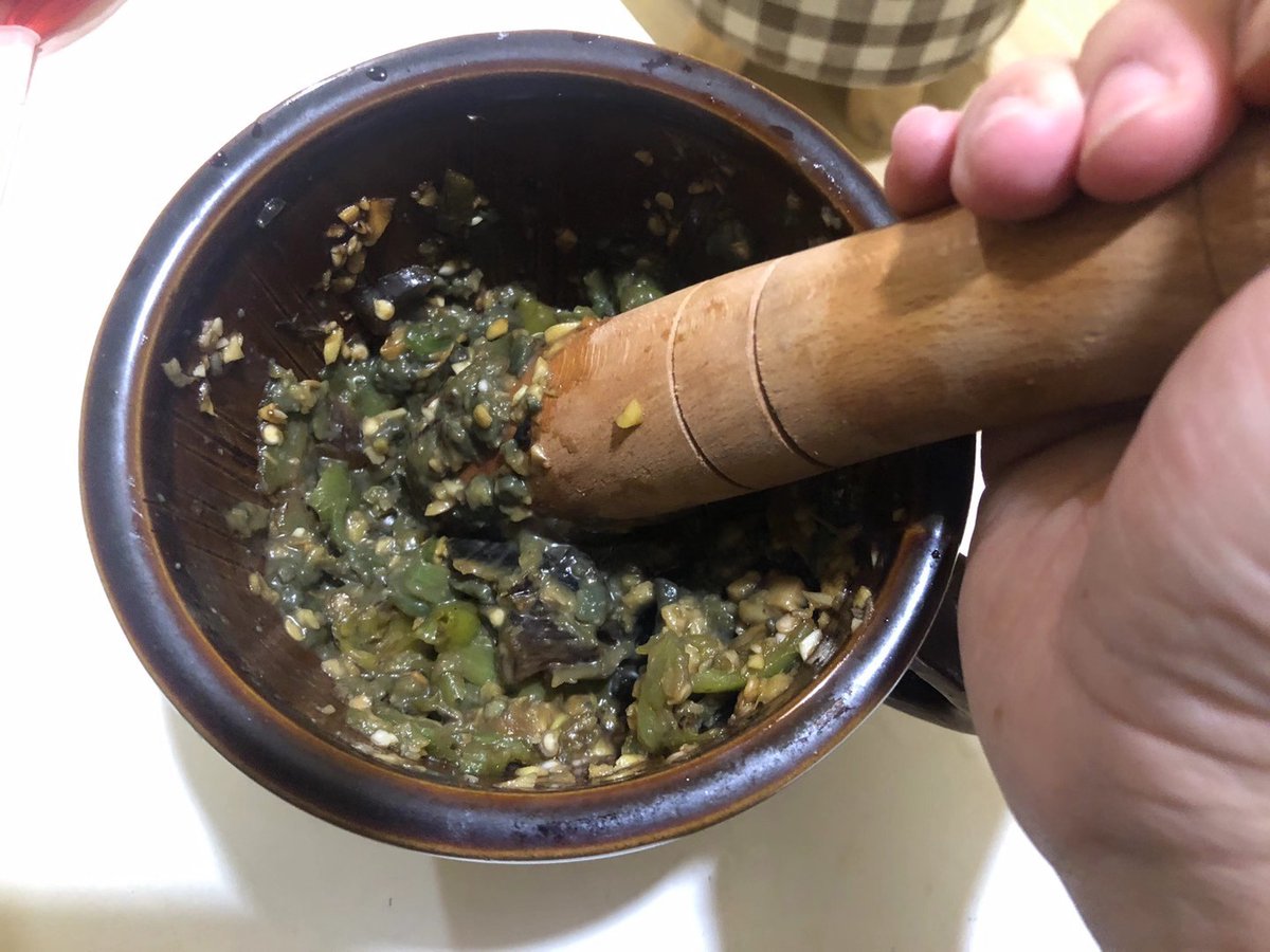 wuerbangbang's tweet photo. 这根木棍是配合下面瓦钵的杵，西南官话叫做擂钵，很多需要捣的菜会用到它。比如我的拿手菜之一擂椒皮蛋，先把青椒对半切开去籽，再放在薄熟铁锅里煸。等到完全煸“死”（即失去劲道变得软趴趴），就撕成条备用。

之后是做料汁。料汁向来是各家不同，丰俭随宜。我是先用菜油炼辣椒和花椒，再用滚烫的油激蒜末和蒜末，然后是酱油、醋、香油、木姜子油、少许的糖。把切块的皮蛋放入擂钵，和料汁一起擂成酱（擂的时候噗嗤噗嗤地有液体响声，很像……算了我不说了），当然有的人也喜欢擂成小块。然后加入烧椒条拌匀，最后撒上香菜，你就吃去吧，一吃一个不吱声，下饭少于三碗了你来找我申请理赔。
​
​这个菜，从色香味来说是几乎没有色。鸭屎绿是世界上最难看的颜色（有人做过研究），卖相又是糊糊。但众所周知越糊越入味，光谱两头就是印度咖喱和美国烤火鸡。哎，说得我又想给朋友做菜了，以后我买房一定要有一个超大的厨房🥲。