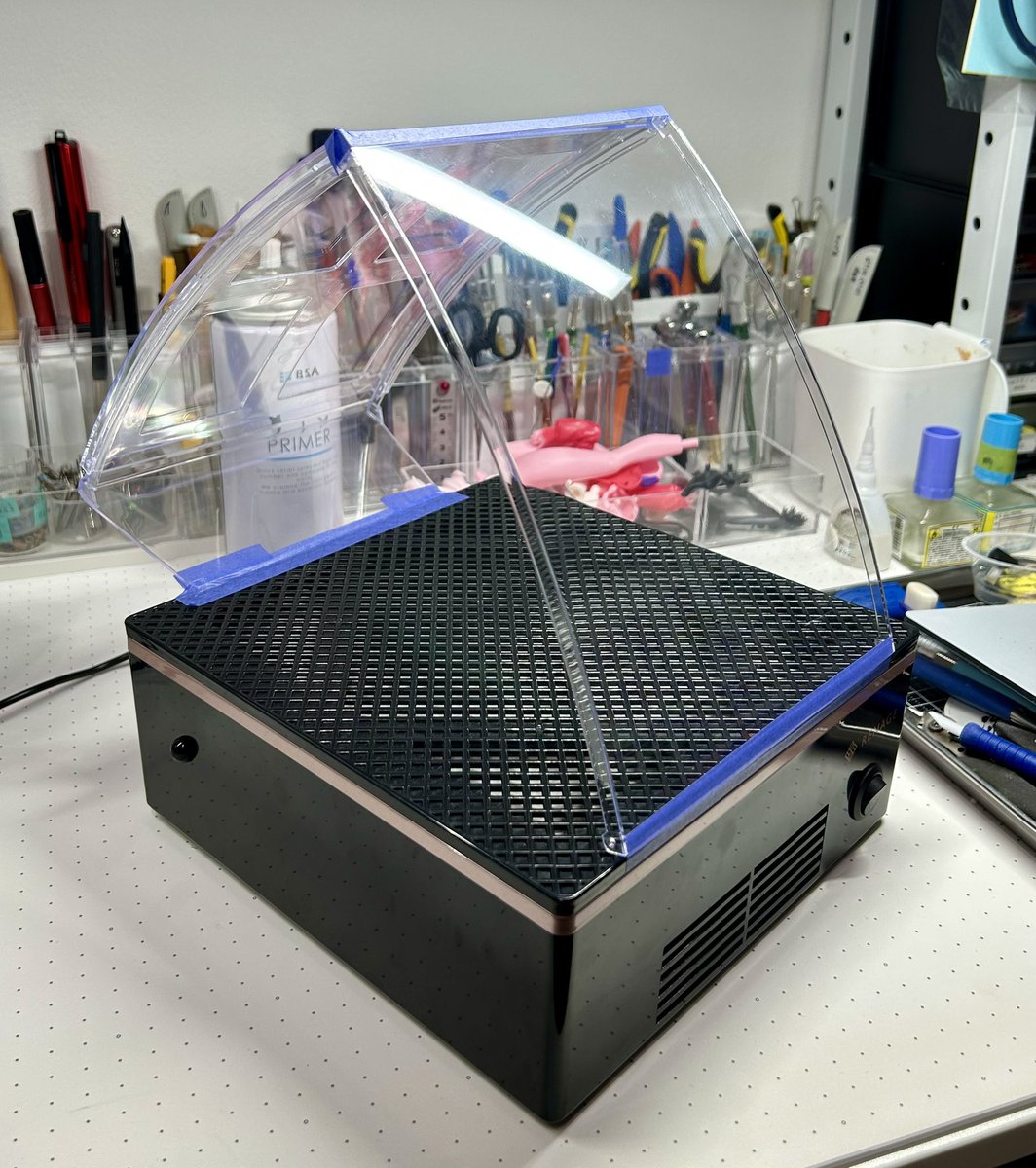 ssdd91914025's tweet photo. ↓というわけで、安全性と作業性を両立した集塵機のガードを自作！
コレで裸眼でも(たぶん)安全に切削・研磨ビットが使えます。

透明アクリル板やスチロール板で作っても良かったのですが、切った貼ったは面倒なので困った時の100均！今回の材料費は税込220円✌️
↓興味のある方は次もどうぞ〜 https://t.co/I6pcDCp6pb