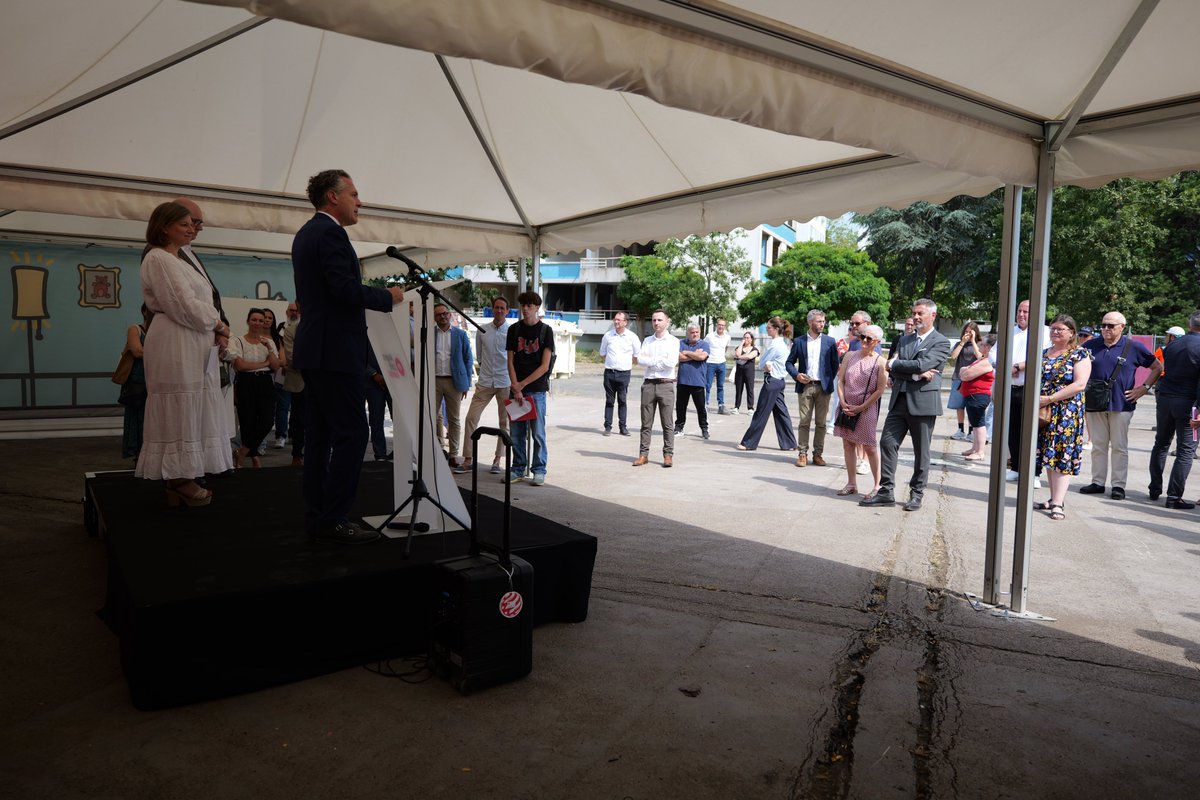 ALH_49's tweet photo. Déconstruction 142 lgts #Monplaisir@AnruOfficiel @Prefet49 François Pesneau, Christophe Béchu Maire @Angers, Christelle Lardeux Coiffard 1ere Adjointe aux Solidarités @Angers,@JBehre_Robinset Youssouf Senoussi Adjoint du quartier de Monplaisir. https://t.co/Yx2s168Iw1 https://t.co/i69oG5syXL