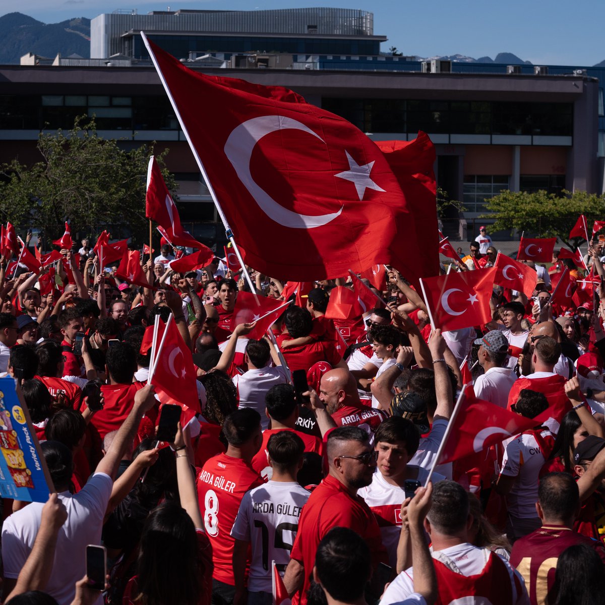 bosunatiklama's tweet photo. ABD'deki Türk taraftarlar, Milli Takımımızın Paraguay maçı için organize oldu.

• Tribün tecrübesi olmayan taraftarlar için rehber hazırlandı.
• Her tribüne koordinasyon için bir lider atandı.
• Tezahürat ve besteler için uygulama geliştirildi.
• 50'ye yakın davul alındı.
• Tezahüratların dakikaları belirlendi.
• Türkiye'den bazı tribün liderleri de uzaktan destek verecek.