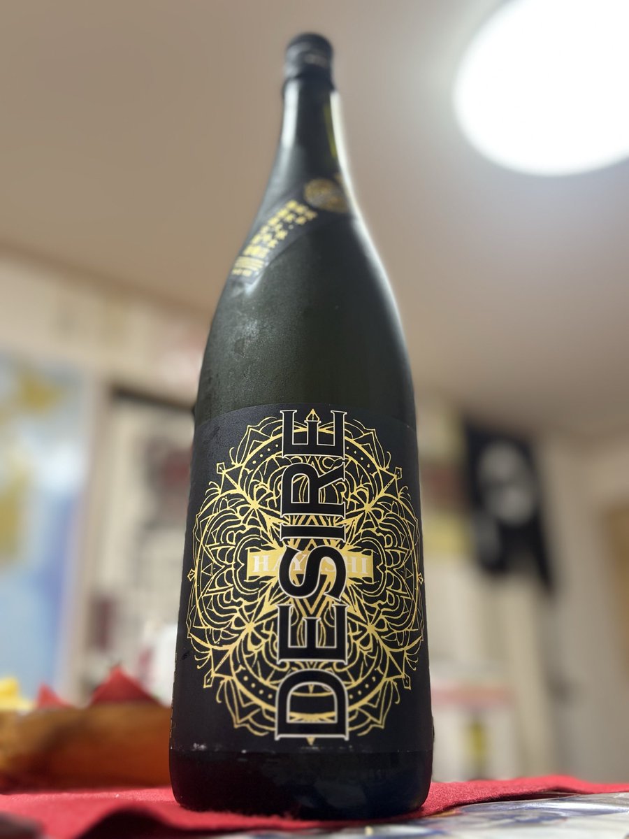 fukumikuji's tweet photo. #DESIRE 純米大吟醸 無濾過生原酒 岐阜県 🍶
裏ラベルに「人生には、予期せぬ出来事が新たな可能性を生み出す瞬間があります」というフレーズに惹かれてお迎え。林本店さんのは、かなりのリピで愛飲中。ウマキレの安定路線だ��、ラベルも毎回かっちょイイ。見た目もバブル世代向け⁉️と勘違いさせる件🤣 https://t.co/mg53UEmf7h