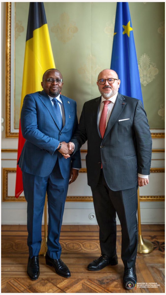 shabani_lukoo's tweet photo. 🇨🇩🇧🇪 RDC–Belgique | Mission de travail à Bruxelles

Du 15 au 17 juin 2026, j’ai effectué une mission de travail à Bruxelles marquée par plusieurs échanges consacrés aux enjeux de gouvernance sécuritaire et de coopération bilatérale.

Le 15 juin, j’ai pris part à la conférence du programme ESPER (Ensemble pour la Sécurité et la Paix à l’Est de la RDC), consacrée à la gouvernance sécuritaire locale dans les contextes fragiles. J’y ai présenté l’expérience de la RDC à travers les Comités Locaux de Sécurité ainsi que nos perspectives dans la digitalisation et le renforcement des partenariats stratégiques.

Le 17 juin, je me suis entretenu avec mon homologue belge, Son Excellence Bernard Quintin, Ministre de l’Intérieur du Royaume de Belgique. Nos échanges ont porté sur le renforcement de la coopération bilatérale.

Cette mission s’inscrit dans la vision du Président de la République, Félix Antoine Tshisekedi Tshilombo, visant à consolider les partenariats stratégiques de la RDC et à moderniser les outils de gouvernance et de sécurité au service de nos populations.