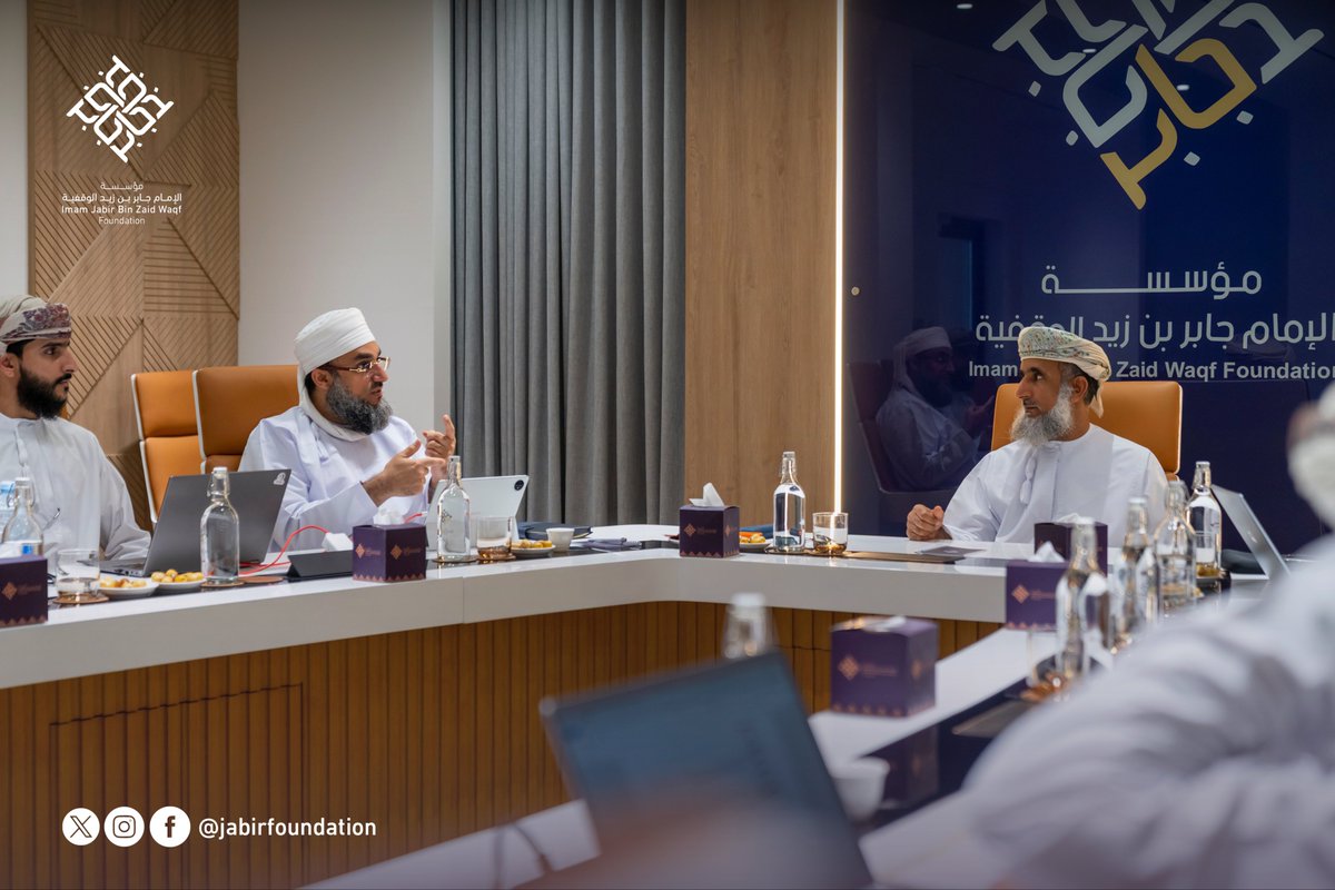 JabirFoundation's tweet photo. عقدت مؤسسة الإمام جابر بن زيد الوقفية الاجتماع الثاني لمجلس إدارتها لهذا العام، في إطار متابعة مسيرتها المؤسسية واستشراف مستهدفاتها التنموية. افتُتح الاجتماع بكلمة رئيس المجلس الشيخ خليل بن أحمد الخليلي ثم تلتها جلسة عمل استعرضت مدى التقدم في تنفيذ القرارات السابقة، مع تقييم دقيق لمؤشرات الأداء. وناقش المجلس مستجدات أعمال لجانه الرئيسة، التي تشكل الركائز الأساسية لحوكمة العمل المؤسسي؛ حيث استعراضت مخرجات اللجنة الشرعية من حيث البرامج والتوافق الشرعي لعمل المؤسسة، ولجنة التدقيق وإدارة المخاطر لضمان الشفافية والاستدامة، ولجنة الاستثمار لتعظيم العائد الوقفي، مع الخروج بتوصيات تطويرية شاملة لكل لجنة.
واستعرضت الإدارة التنفيذية حصاد إنجازات الربع، والتي عكست مضامين الخطة الاستراتيجية للمؤسسة، وشمل العرض نتائج الفعاليات النوعية التي جسّدت عمق الارتباط بقضايا الهوية والتنمية المجتمعية؛ وفي مقدمتها ندوة "القرآن وبناء الإنسان" لتعزيز القيم الخلقية، وندوة المراكز الصيفية، وحملة العشر الأوائل من ذي الحجة، كما تطرق الاجتماع إلى مناقشة بقية البنود المدرجة على جدول الأعمال، والتي عكست تنوع مجالات العمل المؤسسي، واتُخذت بحقها القرارات والتوصيات الملائمة.
وفي ختام الاجتماع أشاد المجلس بالجهود المتواصلة، مؤكدًا ضرورة مواصلة العمل بروح التكامل المؤسسي، انطلاقًا من الدور الريادي للمؤسسة في التنمية المجتمعية المتكاملة.