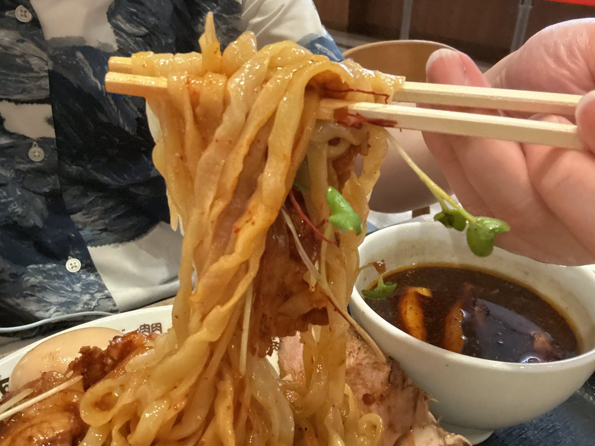 SwU_Twitte's tweet photo. 安定の #肉そばけいすけ の #肉盛り辛味つけ麺 🍜

YouTube出てくれた大将が7月に銀座店に異動になるとの事😭

銀座店は鴨そばだったかな？🦆

#オススメつけ麺 
#ららぽーと海老名 https://t.co/4gJKp4fkgD